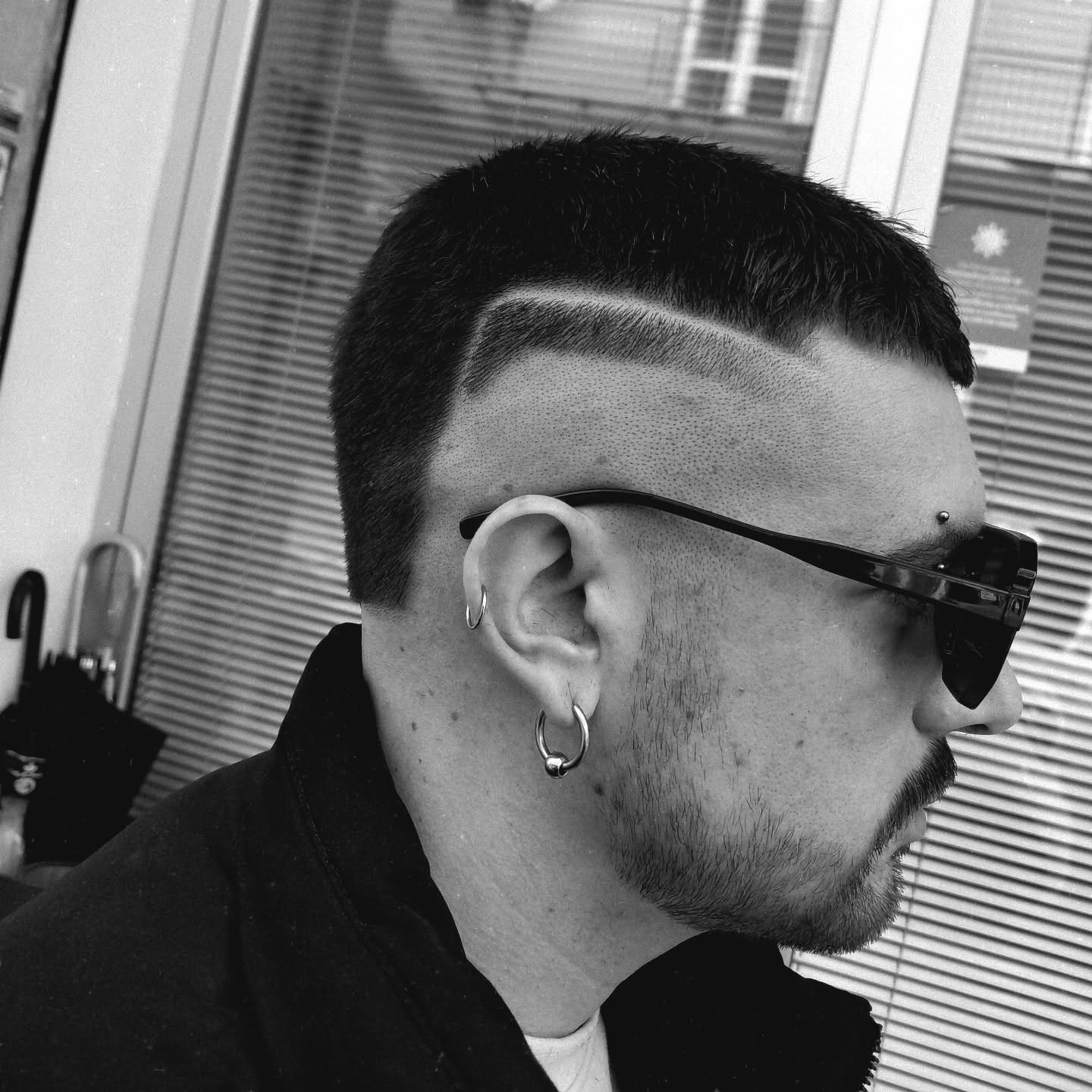 Taglio corto con contorno definito realizzato da Gerardo Barber Shop, fotografato in bianco e nero